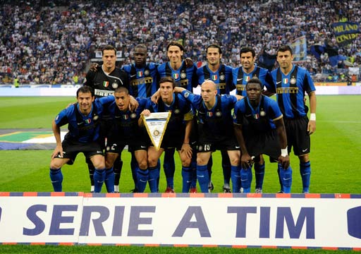 我懂用户晒视频：兰克尔趁队友客场比赛，去俱乐部偷队友的鞋（队友客场作战之际，兰克尔溜进俱乐部偷走队友球鞋）