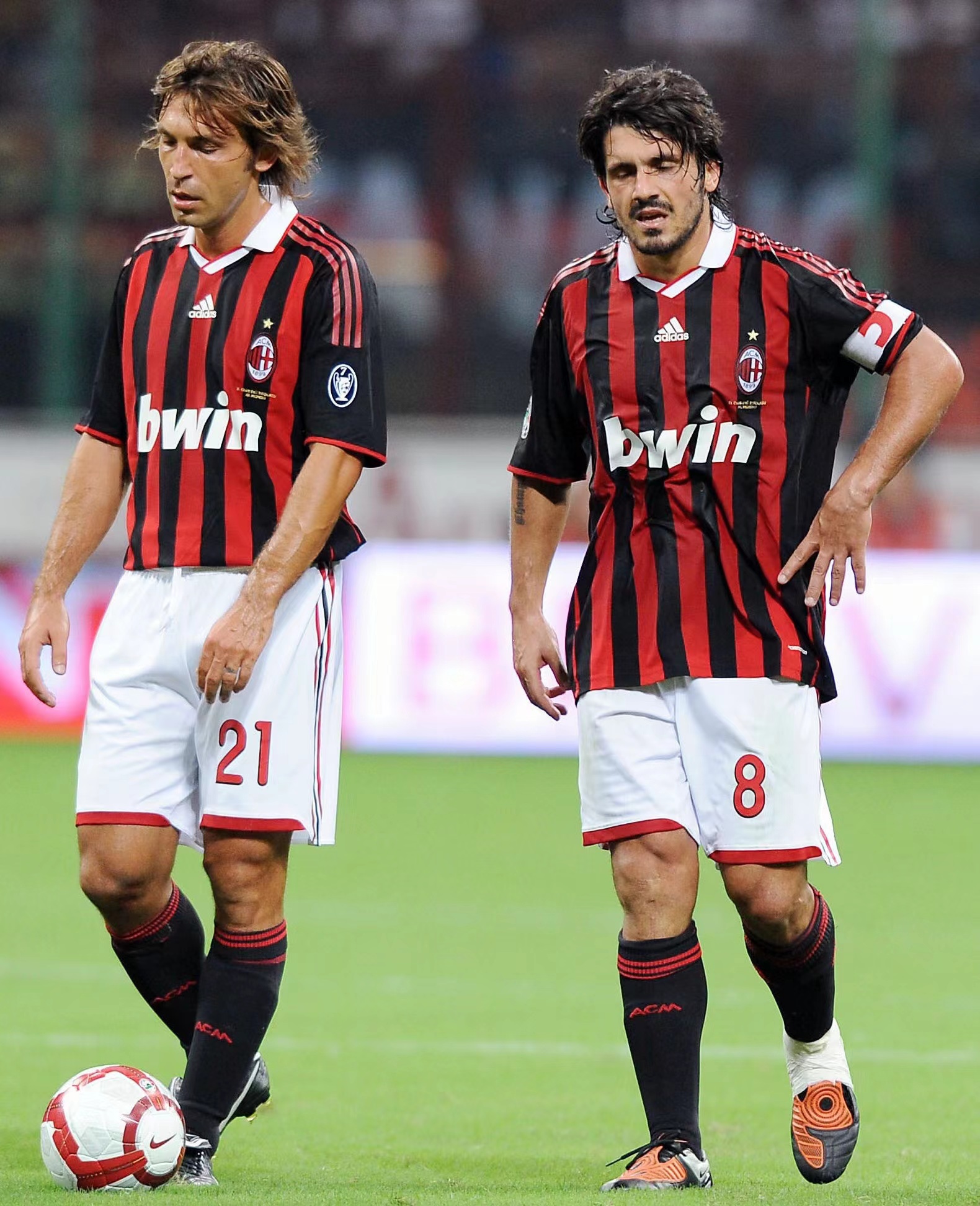 邮报：明年世界杯上下半场中段设强制补水时间，每次三分钟（《邮报》：明年世界杯将在上下半场中段增设3分钟强制补水暂停）