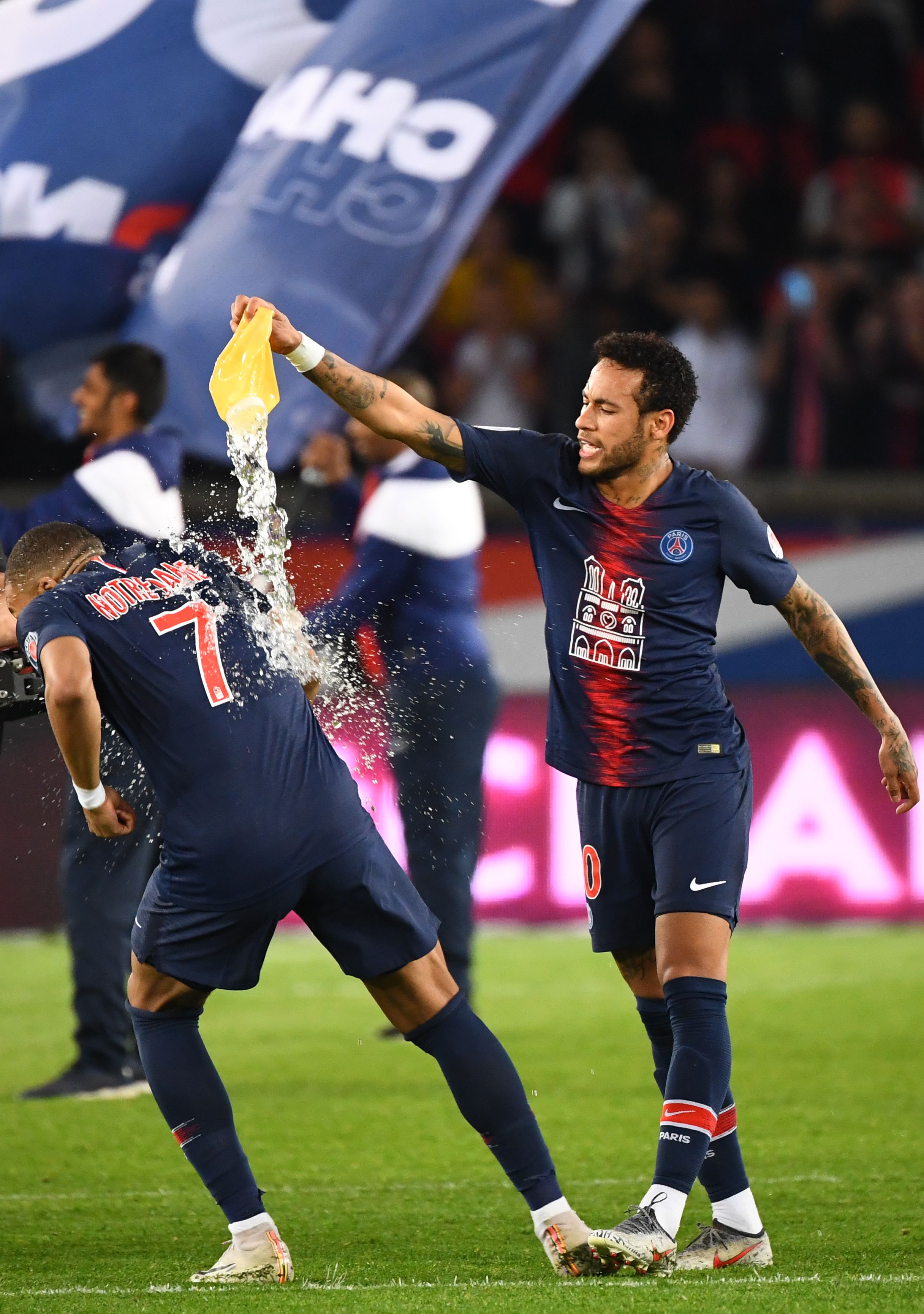 帕福斯1-0黄潜斩获队史欧冠首胜，卢卡森制胜，盖伊失单刀（帕福斯1-0力擒黄潜夺队史欧冠首胜，卢卡森打入制胜球，盖伊错失单刀）