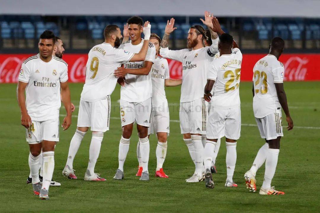 湖人惨败，詹姆斯赛后暗示球权分配有问题，没有打出团队篮球（湖人遭大败，詹姆斯赛后暗指球权失衡，团队配合乏力）