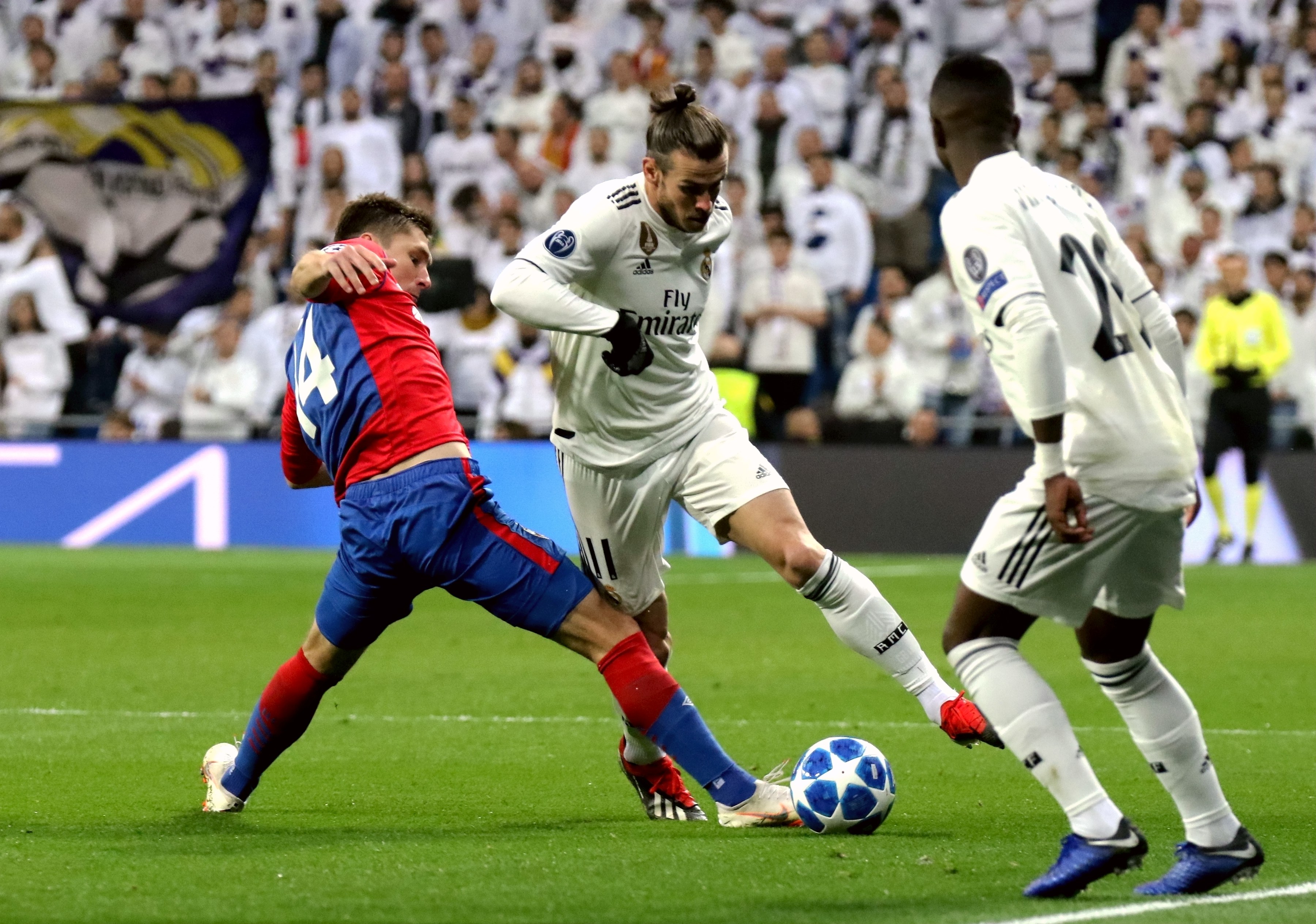 记者：拜仁拥有伊兰昆达的回购条款，回购价450-500万欧元（记者称拜仁设有伊兰昆达回购选项，费用为450至500万欧元）